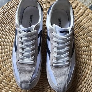 Simple fashion sneakers.
